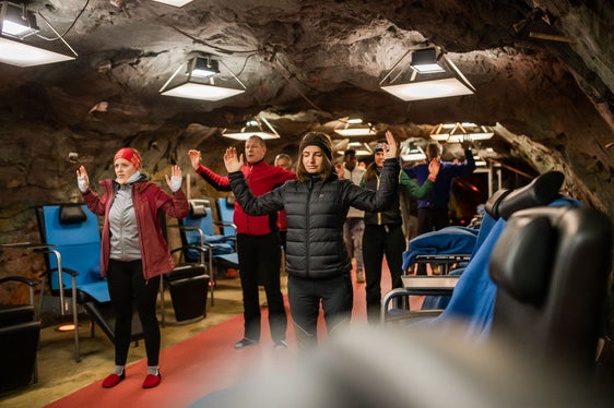 Yoga im Klimastollen Prettau (Foto: LPA/Armin Terzer)