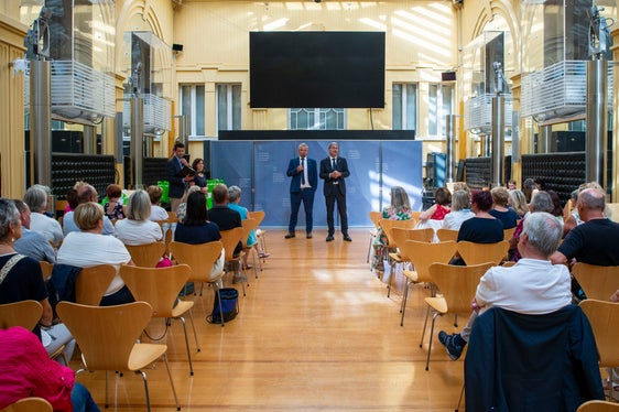 Durante le quattro cerimonie, il presidente della Provincia, Arno Kompatscher, e il direttore generale, Alexander Steiner, hanno salutato i dipendenti provinciali in pensione e li hanno ringraziati per il loro impegno e la loro professionalità (Foto: ASP/Greta Stuefer)
