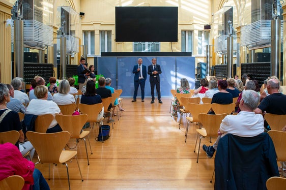 Durante le quattro cerimonie, il presidente della Provincia, Arno Kompatscher, e il direttore generale, Alexander Steiner, hanno salutato i dipendenti provinciali in pensione e li hanno ringraziati per il loro impegno e la loro professionalità (Foto: ASP/Greta Stuefer)
