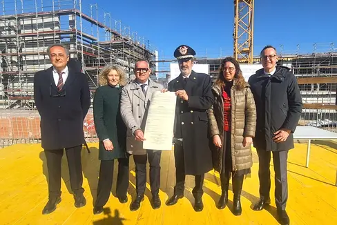 Der Regionaldirektor der staatlichen Liegenschafts-Agentur Marcello Bosica, die stellvertretende Vizepräfektin Margherita Toth, Landesrat Christian Bianchi, der Kommandant der Carabinieri-Legion Trentino-Südtirol, Brigadegeneral Stefano Paolucci, die Vize-Generalsekretärin des Landes Marion Markart sowie der Bürgermeister der gemeinde Eppan Lorenz Ebner. (Foto: LPA/Thomas Laconi)