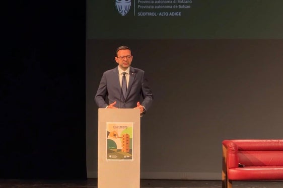 Eine prozess- und fortschrittsorientierte Bewertung bedeutet, die Rolle der Schule als Bildungsgemeinschaft zu stärken, die Bedürfnisse jedes Einzelnen zu sehen und dessen Potenziale und Talente zur Geltung zu bringen, sagte Landesrat Marco Galateo bei der Veranstaltung. (Foto: LPA)