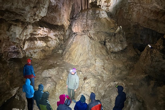 Zur Conturines-Höhle, in der einst pflanzenfressende Bären gewohnt haben, führt eine Wanderung, die das Naturparkhaus im Naturpark Fanes-Sennes-Prags anbietet. (Foto: LPA/Landesamt für Natur/Kurt Walde)