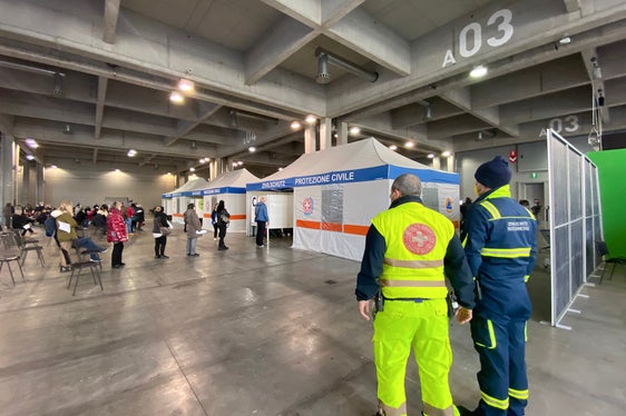 Viele haupt- und ehrenamtlichen Helfer (im Bild in der Messe Bozen) machten die Aktion durch ihren Einsatz möglich. (Foto: Weißes Kreuz)