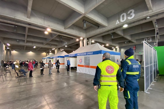 Molti collaboratori professionali e volontari (nella foto la Fiera di Bolzano) hanno reso possibile la riuscita dell'operazione. (Foto: Croce Bianca)