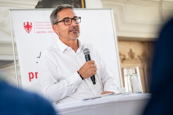 Il presidente della Provincia Arno Kompatscher ha sottolineato, durante la conferenza stampa a metà mandato (#primotempo), che per lui il successo economico e la responsabilità sociale sono indissolubilmente legati. Solo una Provincia economicamente forte può permettersi, nel lungo periodo, misure di sostegno sociale e investimenti nella coesione e nella democrazia. (Foto: USP/Fabio Brucculeri)