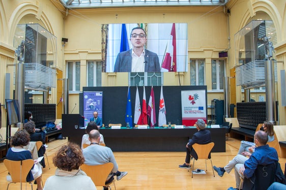 Bessere Leistungen durch Bündelung der Kräfte und Kompetenzen der drei Euregio-Länder: der Trentiner Landeshauptmann und derzeitige Euregio-Präsident Maurizio Fugatti in seiner Videoansprache (Foto: LPA/Fabio Brucculeri)