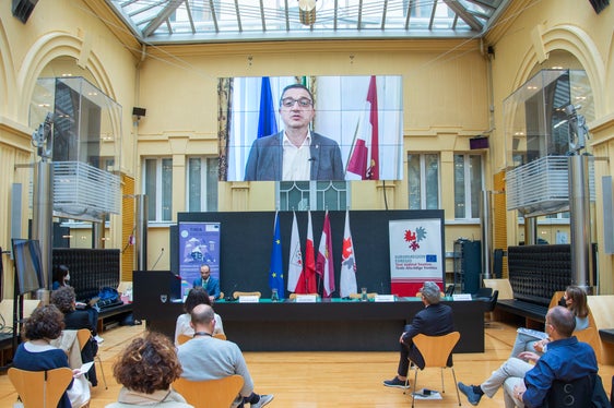 Bessere Leistungen durch Bündelung der Kräfte und Kompetenzen der drei Euregio-Länder: der Trentiner Landeshauptmann und derzeitige Euregio-Präsident Maurizio Fugatti in seiner Videoansprache (Foto: LPA/Fabio Brucculeri)