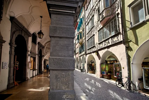 Obiettivo del nuovo piano quello di ridurre lo spreco di energia causato dalle porte di accesso degli esercizi commerciali, aperte in inverno durante il periodo di riscaldamento o in estate durante la climatizzazione (Foto: IDM Alto Adige)