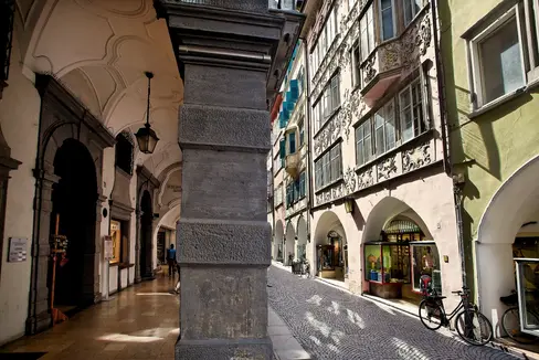 Obiettivo del nuovo piano quello di ridurre lo spreco di energia causato dalle porte di accesso degli esercizi commerciali, aperte in inverno durante il periodo di riscaldamento o in estate durante la climatizzazione (Foto: IDM Alto Adige)