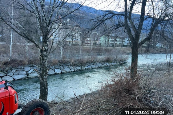 Uferpflegarbeiten stehen nach einem internen Pflegeplan der Agentur für Bevölkerungsschutz regelmäßig auf dem Programm, wie hier derzeit am Eisack in Brixen. (Foto: LPA/Landesamt für Wildbach- und Lawinenverbauung Nord)