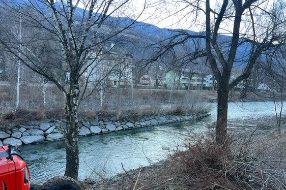 Uferpflegarbeiten stehen nach einem internen Pflegeplan der Agentur für Bevölkerungsschutz regelmäßig auf dem Programm, wie hier derzeit am Eisack in Brixen. (Foto: LPA/Landesamt für Wildbach- und Lawinenverbauung Nord)