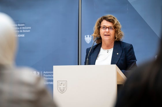 Soziallandesrätin Rosmarie Pamer unterstreicht: Unsere Aufgabe als Politik ist es, Rahmenbedingungen zu schaffen, damit Integration gelingt. In der Schule, am Arbeitsplatz, in der Nachbarschaft. Denn Integration ist keine Einbahnstraße: Sie gelingt dort, wo man sich gegenseitig begegnet, wo Respekt, Sprache und Teilhabe wachsen können. (Foto: LPA/Fabio Brucculeri)