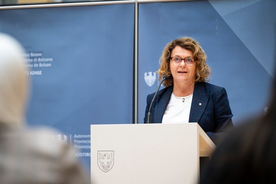 Soziallandesrätin Rosmarie Pamer unterstreicht: Unsere Aufgabe als Politik ist es, Rahmenbedingungen zu schaffen, damit Integration gelingt. In der Schule, am Arbeitsplatz, in der Nachbarschaft. Denn Integration ist keine Einbahnstraße: Sie gelingt dort, wo man sich gegenseitig begegnet, wo Respekt, Sprache und Teilhabe wachsen können. (Foto: LPA/Fabio Brucculeri)