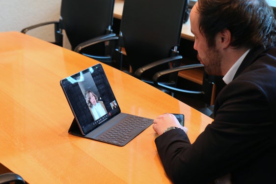 L'assessore provinciale Philipp Achammer durante l’approfondito scambio in videoconferenza martedì (7 febbraio) con il ministro dell'Università Bernini sul riconoscimento presso gli istituti di istruzione e formazione tecnica e accesso all’Università con il diploma di maestro artigiano. (Foto: LPA/Peter Natter)