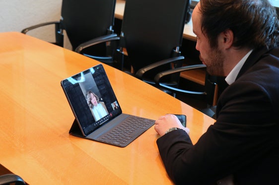 L'assessore provinciale Philipp Achammer durante l’approfondito scambio in videoconferenza martedì (7 febbraio) con il ministro dell'Università Bernini sul riconoscimento presso gli istituti di istruzione e formazione tecnica e accesso all’Università con il diploma di maestro artigiano. (Foto: LPA/Peter Natter)