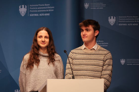 Anna Maria Gamper e Justin Lang accolgono con favore l'introduzione del Bilancio giovani nel loro Comune, Lagundo, e invitano i giovani a presentare le loro idee online. (Foto: USP/Clara Masiero)