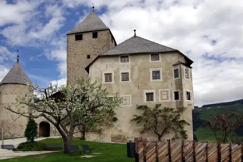 L Südtiroler Künstlerbund scrij ora n cunlaurazion cun la Direzion dl‘Intendënza y Cultura ladina per l prim iede l cuncors artistich Ert X Merit Ladin. (Foto: LPA/Museum Ladin)