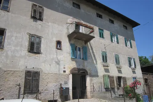 Das Gebäude der Zollstation in Branzoll wurde im ausgehenden 18. Jahrhundert errichtet und wird bereits seit vielen Jahren als Wohngebäude genutzt. (Foto: LPA/Landesdenkmalamt)