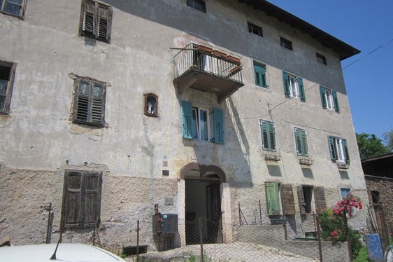 L'edificio di tre piani con finestre disposte su assi regolari e tetto a quattro falde della dogana di Bronzolo è stato costruito alla fine del XVIII secolo (Foto: ASP/Soprintendenza provinciale ai beni culturali)