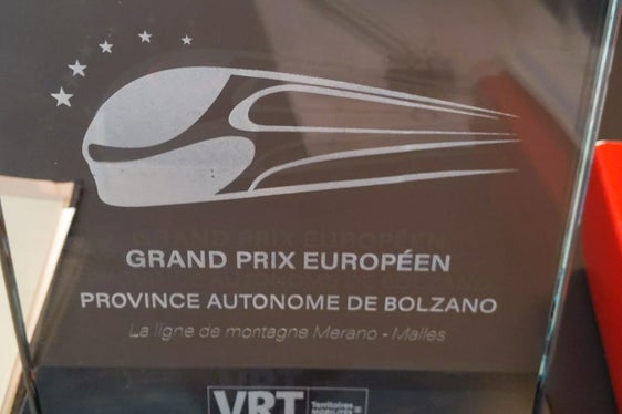 Dem Land Südtirol wurde der Grands Prix des Régions in der Kategorie Europa für die Vinschger Bahn und deren Elektrifizierung verliehen. (Foto: LPA)