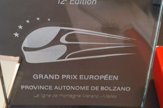 Dem Land Südtirol wurde der Grands Prix des Régions in der Kategorie Europa für die Vinschger Bahn und deren Elektrifizierung verliehen. (Foto: LPA)