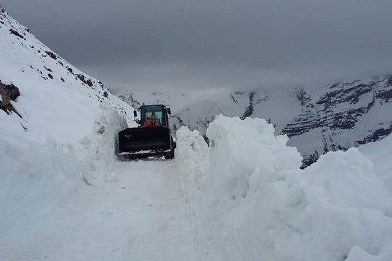 Beispiel Stilferjoch-Straße im Vinschgau: Der Straßendienst war bis in den Sommer hinein mit Schneeräumung beschäftigt. (Foto: LPA/Hubert Pfeifer)