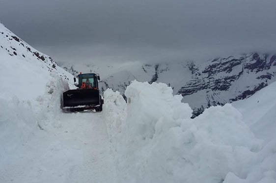 Beispiel Stilferjoch-Straße im Vinschgau: Der Straßendienst war bis in den Sommer hinein mit Schneeräumung beschäftigt. (Foto: LPA/Hubert Pfeifer)