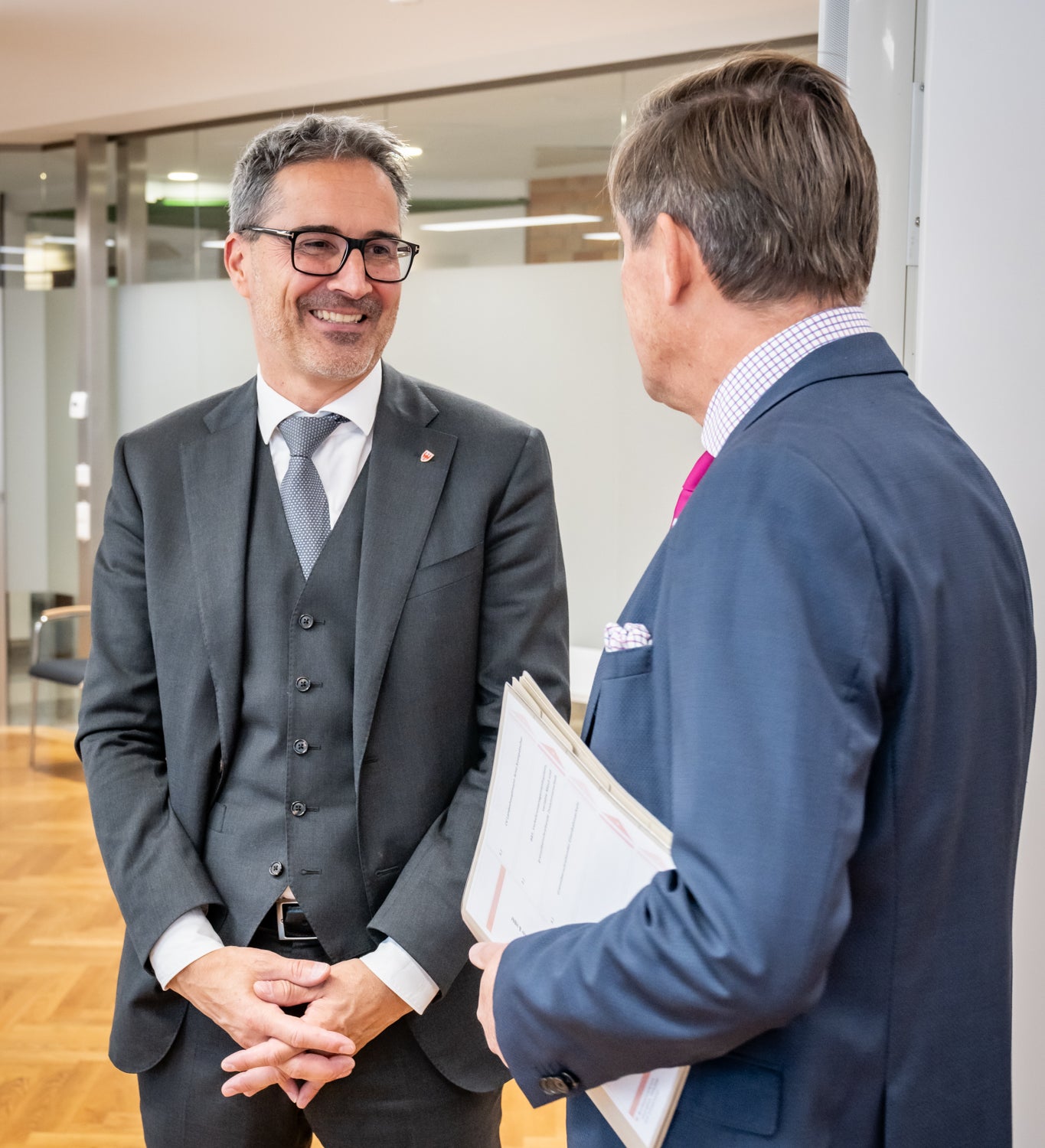 Il presidente della Provincia ha sottolineato che l'asse del Brennero è un collegamento viario fondamentale per l'Alto Adige e l'intera regione alpina. “Insieme dobbiamo sviluppare soluzioni europee che gestiscano in modo efficiente il trasporto merci, proteggano l'ambiente e preservino la qualità della vita dei residenti”, ha affermato Kompatscher. (Foto: Ministero federale austriaco per l'Innovazione, la Mobilità e le Infrastrutture/Tobias Holzer)