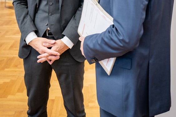 Der Landeshauptmann betonte, dass die Brennerachse eine zentrale Verkehrsverbindung für Südtirol und den gesamten Alpenraum sei. Gemeinsam müssen wir europäische Lösungen entwickeln, die den Güterverkehr effizient lenken, die Umwelt schützen und die Lebensqualität der Anrainer erhalten, so Kompatscher im Gespräch mit Bundesminister Hanke.(Foto: Bundesministerium Innovation, Mobilität und Infrastruktur Wien/Tobias Holzer)