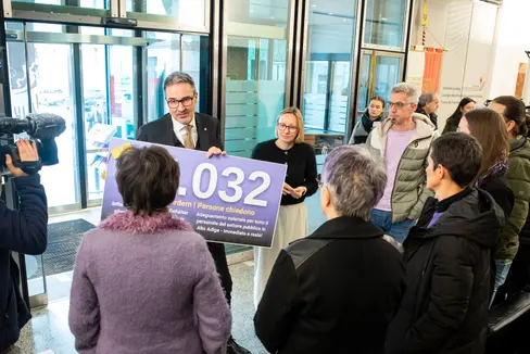 Landeshauptmann Arno Kompatscher und Personallandesrätin Magdalena Amhof bei der Entgegennahme der gesammelten Unterschriften. (Foto: LPA/Silvia Obwexer)