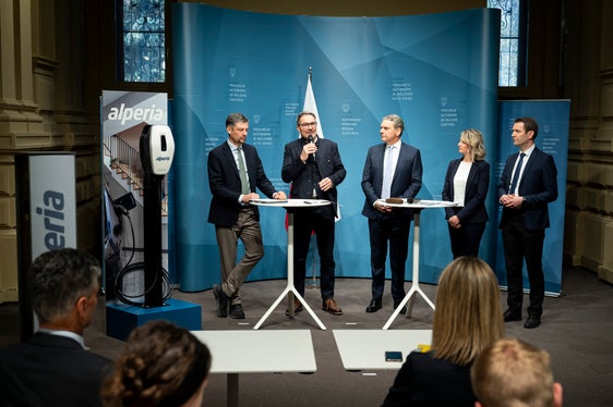 Die Fördermaßnahmen für Elektromobilität haben (v.l.n.r.) Mobilitätslandesrat Daniel Alfreider, Landeshauptmann Arno Kompatscher, Alperia-Generaldirektor Luis Amort, Green Mobility-Projektleiterin Verena Schnitzer und Mobilitätsressortdirektor Martin Vallazza vorgestellt. (Foto: LPA/Fabio Brucculeri)