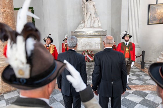 Die Landeshauptmänner Arno Kompatscher (links) und Anton Mattle legten Andreas-Hofer-Grabmal in der Hofkirche einen Kranz nieder. (Foto: Land Tirol/Sedlak)