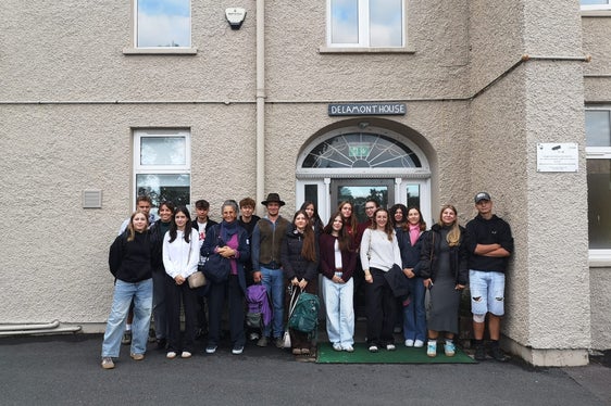 15 Jugendliche aus Südtirol im Alter von 14 bis 17 Jahren nahmen an dem Jugendaustausch zwischen Südtirol und Nordirland teil. Das Bild entstand vor dem Delamont Outdoor Learning Center außerhalb von Belfast. (Foto: LPA/Landesamt für Jugendarbeit/Sarah Lazzari, Helga Tinkhauser, Benjamin Schlesier)