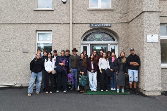 Sono 15 i giovani altoatesini e altoatesine di età compresa tra i 14 e i 17 anni hanno partecipato al programma di scambio giovanile tra l'Alto Adige e l'Irlanda del Nord. La foto è stata scattata davanti al Delamont Outdoor Learning Centre, alle porte di Belfast. (Foto: USP/Ufficio Servizio giovani/Sarah Lazzari, Helga Tinkhauser, Benjamin Schlesier)
