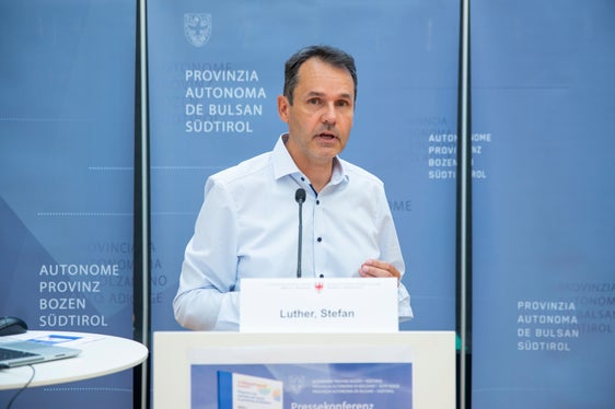 Seit Anfang März haben 360 Menschen aus der Ukraine in Südtirol einen Arbeitsplatz erhalten, zeigte Abteilungsdirektor Luther auf. (Foto: LPA/Fabio Brucculeri)