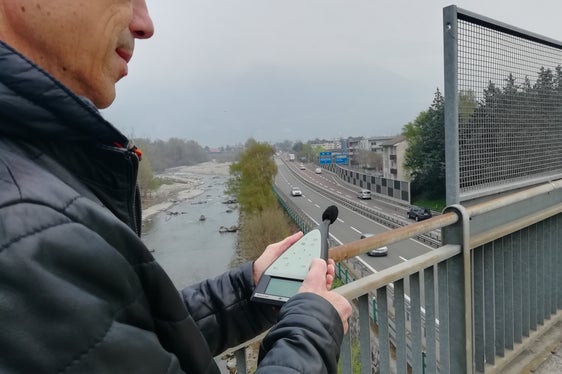 Il direttore Georg Pichler durante le misurazioni del rumore sulla MeBo vicino a Marlengo: Se tutti i veicoli fossero dotati di pneumatici silenziosi, l'effetto sarebbe lo stesso come se il traffico fosse dimezzato. (Foto: ASP/Nadia Franzoi)