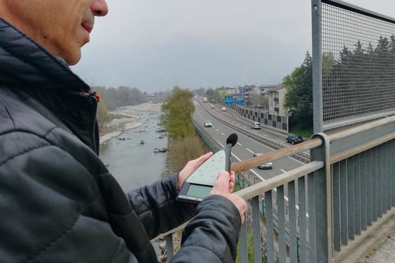 Amtsdirektor Georg Pichler bei Lärmmessungen an der MeBo bei Marling: Wären alle Fahrzeuge mit leisen Reifen ausgestattet, wäre die Wirkung dieselbe wie bei einer Halbierung des Verkehrs. (Foto: LPA/Nadia Franzoi)