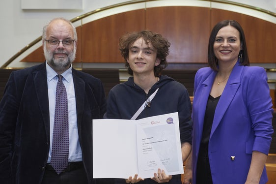 Florian Gutmann (Mitte) hat den 4. Platz in der Kategorie Klassische Rede – Höhere Schulen erreicht, im Bild mit Robert Lender vom Kompetenzzentrum Jugend im österreichischen Bundeskanzleramt und der Präsidentin des burgenländischen Landtags Astrid Eisenkopf. (Foto: LPA/Landesjugendreferat Burgenland,/Emmerich Mädl)