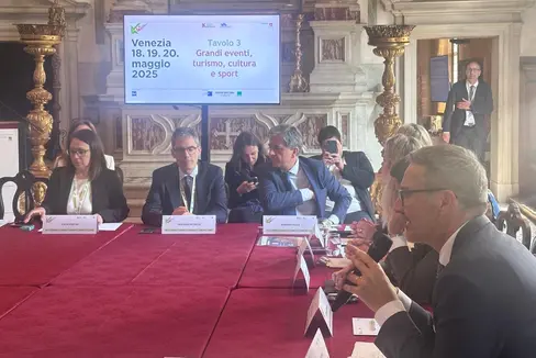 Arno Kompatscher (a destra con il microfono) ha coordinato il tavolo grandi eventi, cultura, turismo e sport. (Foto: USP)