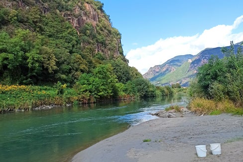 Informarsi celermente sulla qualità dell'acqua, scaricando i dati aggiornati tramite Geobrowser Maps Südtirol e il portale provinciale dell'ambiente. L'immagine mostra il fiume Adige a Castel Firmiano (Foto: Agenzia provinciale per l'ambiente e la tutela del clima)
