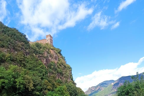 Sich über die Gewässerqualität informieren und aktuelle Daten herunterladen, ist über Geobrowser Maps Südtirol und das Landesumweltportal bequem möglich. Im Bild die Etsch bei Sigmundskron (Foto: LPA/Landesagentur für Umwelt und Klimaschutz)