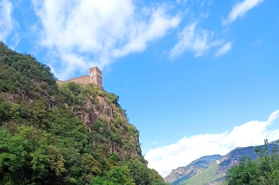 Sich über die Gewässerqualität informieren und aktuelle Daten herunterladen, ist über Geobrowser Maps Südtirol und das Landesumweltportal bequem möglich. Im Bild die Etsch bei Sigmundskron (Foto: LPA/Landesagentur für Umwelt und Klimaschutz)
