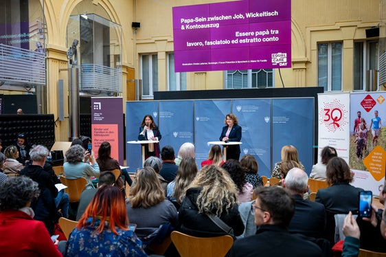 Für Väter, die Vaterschaftsurlaub genießen möchten, gibt es Beihilfen, wie etwa das Landesfamiliengeld+. Sie werden jedoch noch zu wenig genutzt, betonten Christa Ladurner vom Forum Prävention (im Bild links) und die zuständige Landesrätin Rosmarie Pamer. (Foto: LPA/Fabio Brucculeri)