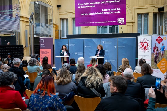 Für Väter, die Vaterschaftsurlaub genießen möchten, gibt es Beihilfen, wie etwa das Landesfamiliengeld+. Sie werden jedoch noch zu wenig genutzt, betonten Christa Ladurner vom Forum Prävention (im Bild links) und die zuständige Landesrätin Rosmarie Pamer. (Foto: LPA/Fabio Brucculeri)