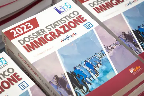 Wurde am 26. Oktober in ganz Italien vorgestellt: Das Statistische Jahrbuch zur Einwanderung 2023 (IDOS). (Foto: LPA/Fabio Brucculeri)