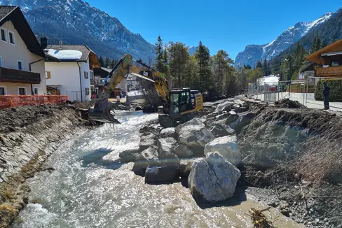 Die Schutzmauern werden im Siedlungsbereich oberhalb der Eisenbahnbrücke in Toblach auf beiden Ufern der Rienz mit Zyklopensteinen erneuert. (Foto: LPA/Amt für Wildbach- und Lawinenverbauung Ost)