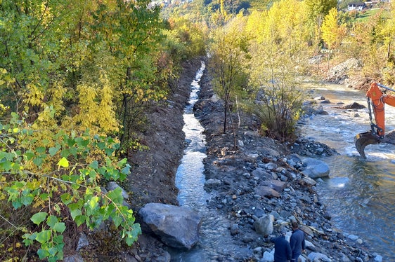 Blick auf die Passer während der Bauarbeiten: Im Zuge der Arbeiten hat das Landesamt für Wildbachverbauung West auch einen neuen kleinen Seitenarm entlang des linken Ufers für Jungfische angelegt. (Archivbild: LPA/Landesamt für Wildbach- und Lawinenverbauung West)