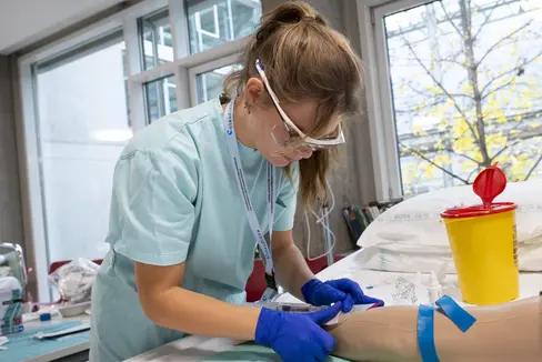 Attualmente circa 700 giovani studiano alla Claudiana, distribuiti in undici diversi corsi di laurea triennale e magistrale che coprono settori quali assistenza infermieristica, ostetricia, prevenzione, riabilitazione e professioni tecniche. (Foto: USP/Fabio Brucculeri)