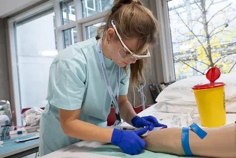 Gerade Gesundheitsberufe müssen gelernt sein. Rund 700 junge Menschen lernen an der Landesfachhochschule für Gesundheitsberufe Claudiana alles Wichtige für ihren Beruf wie z.B. die Blutabnahme. Die Landesregierung hat den Jahresabschluss 2024 der Claudiana genehmigt. (Foto: LPA/Fabio Brucculeri)