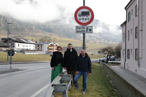 A Mules, frazione di Campo di Trens, il transito è vietato a tutti gli autocarri di lunghezza superiore ai 12 metri. Nella foto, la sindaca di Campo di Trens, Verena Überegger, l'assessore provinciale alla Mobilità Daniel Alfreider (in centro) e il vicesindaco Andreas Stafler. (Foto: USP/Ingo Dejaco)